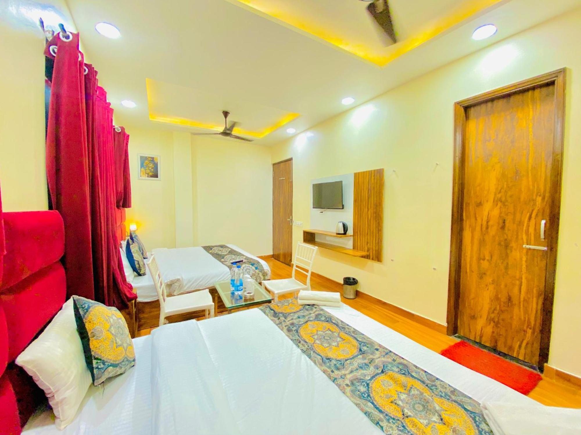 Hotel Holiday First 300 Meter From Golden Temple Amritsar Bagian luar foto