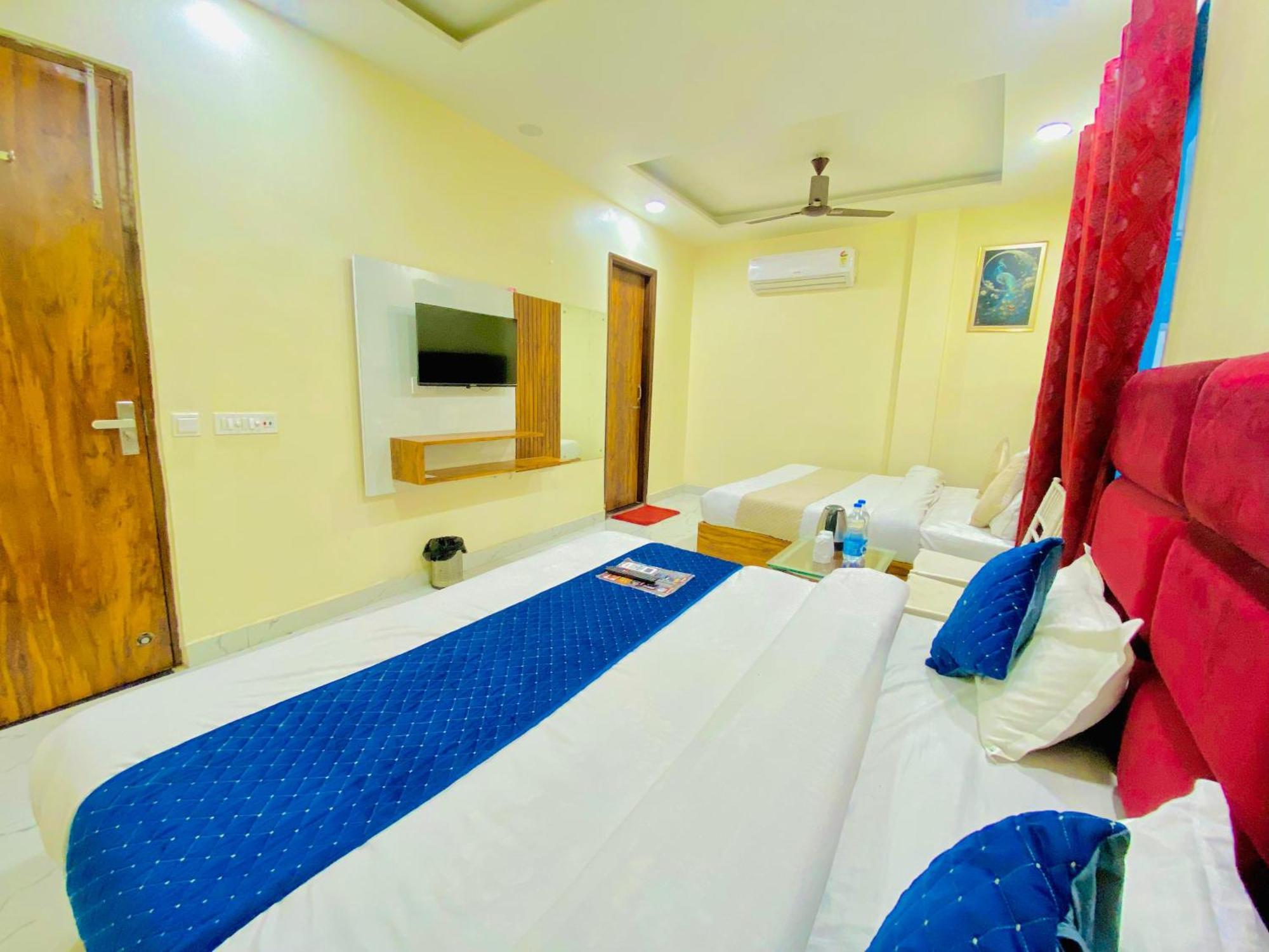 Hotel Holiday First 300 Meter From Golden Temple Amritsar Bagian luar foto