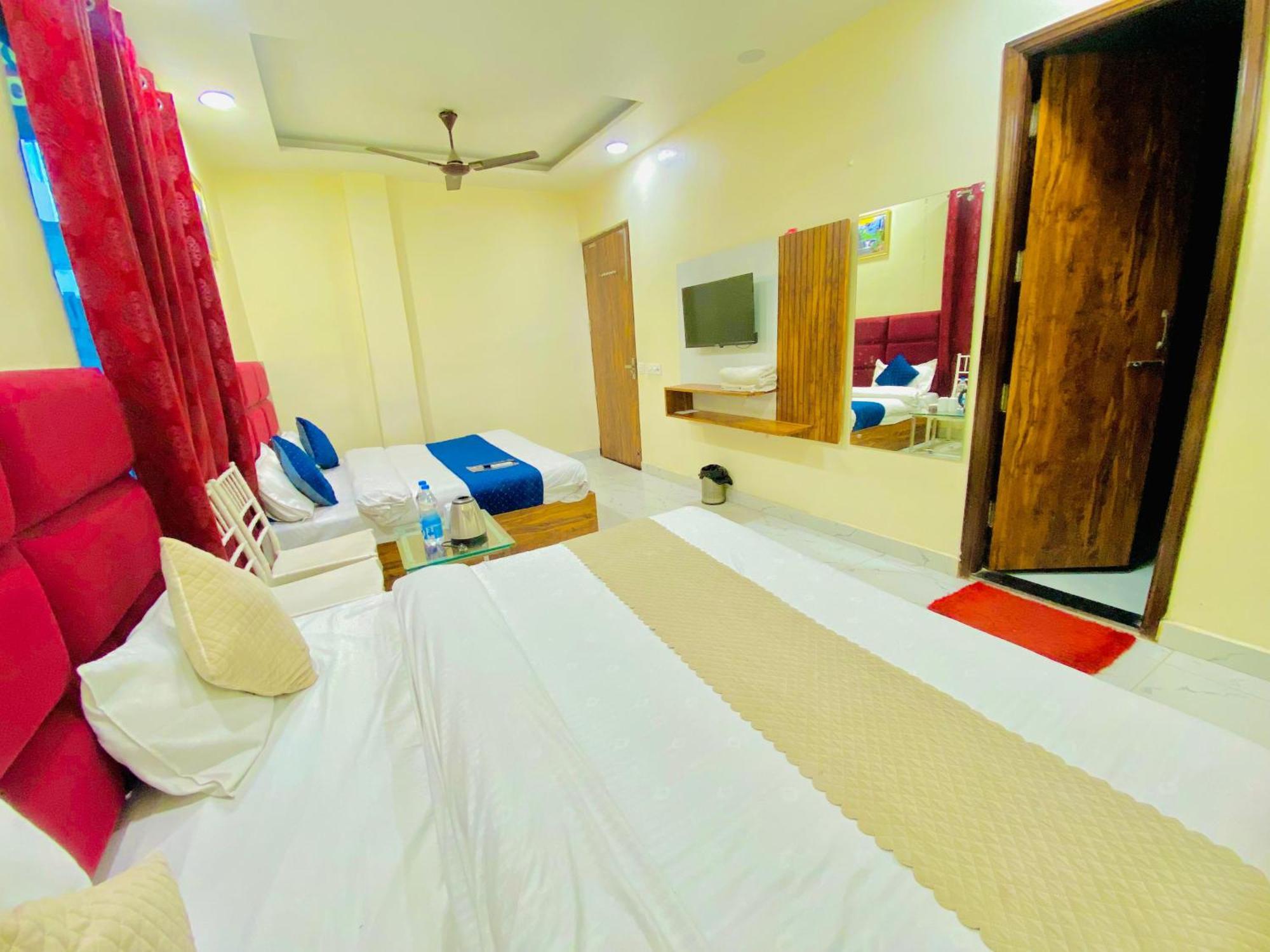 Hotel Holiday First 300 Meter From Golden Temple Amritsar Bagian luar foto
