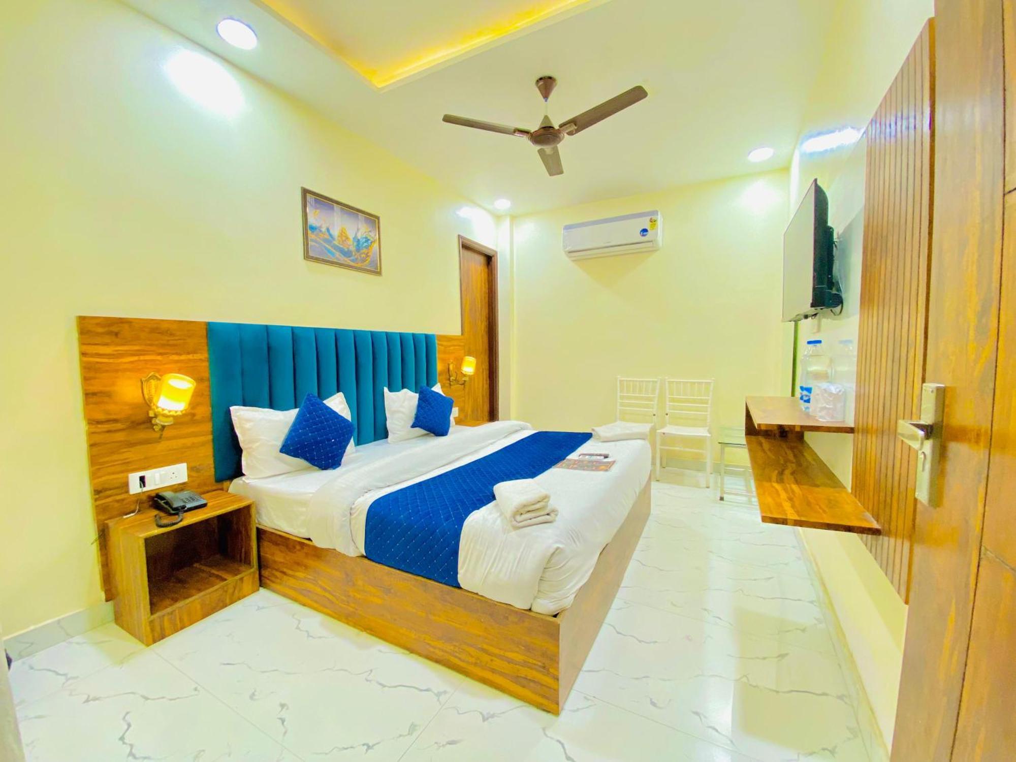Hotel Holiday First 300 Meter From Golden Temple Amritsar Bagian luar foto
