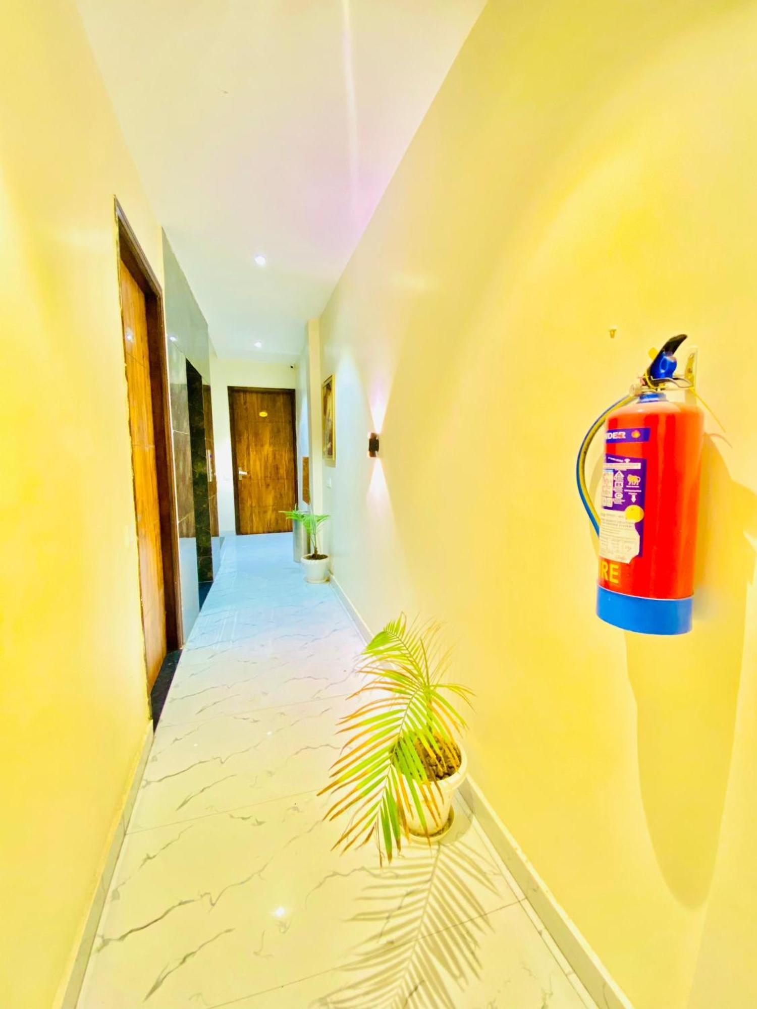 Hotel Holiday First 300 Meter From Golden Temple Amritsar Bagian luar foto