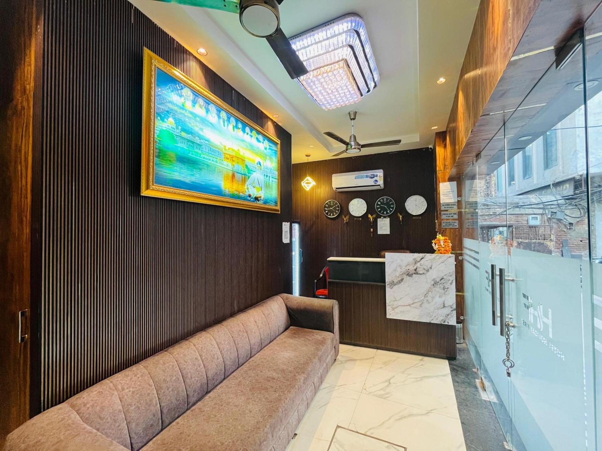 Hotel Holiday First 300 Meter From Golden Temple Amritsar Bagian luar foto